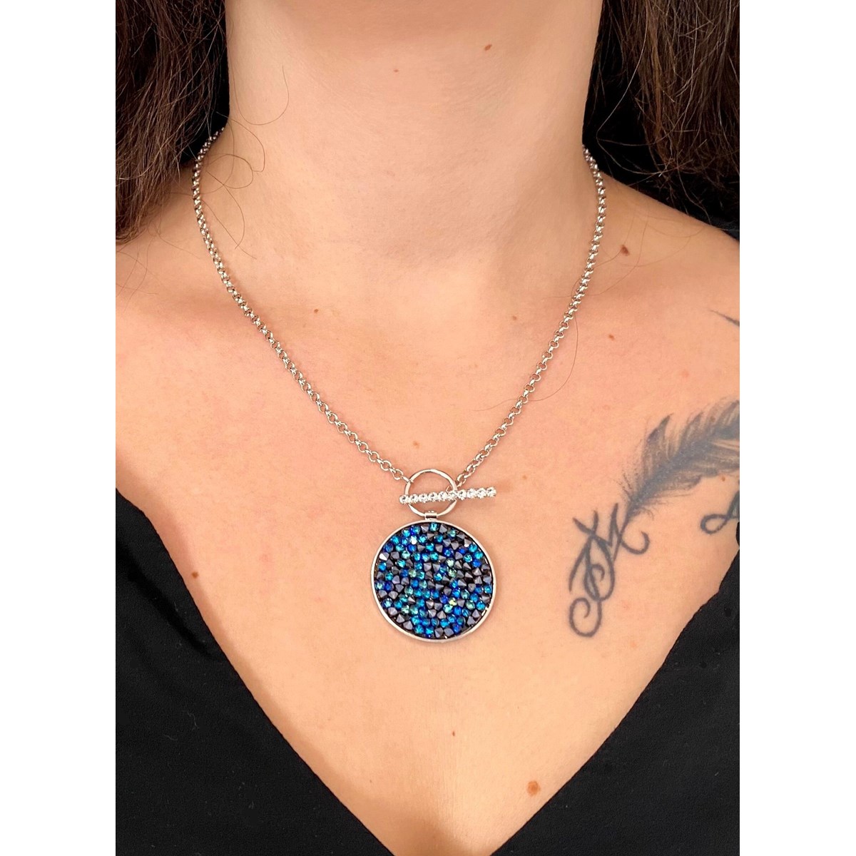 Collier orné de cristaux Swarovski avec pierre crystal Bleu en plaqué Or blanc et rhodié