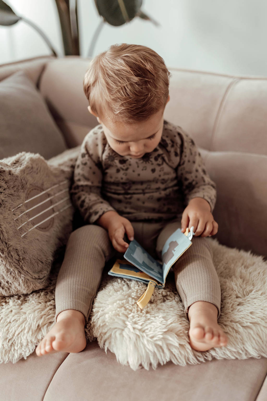 baby knisperboekje geel