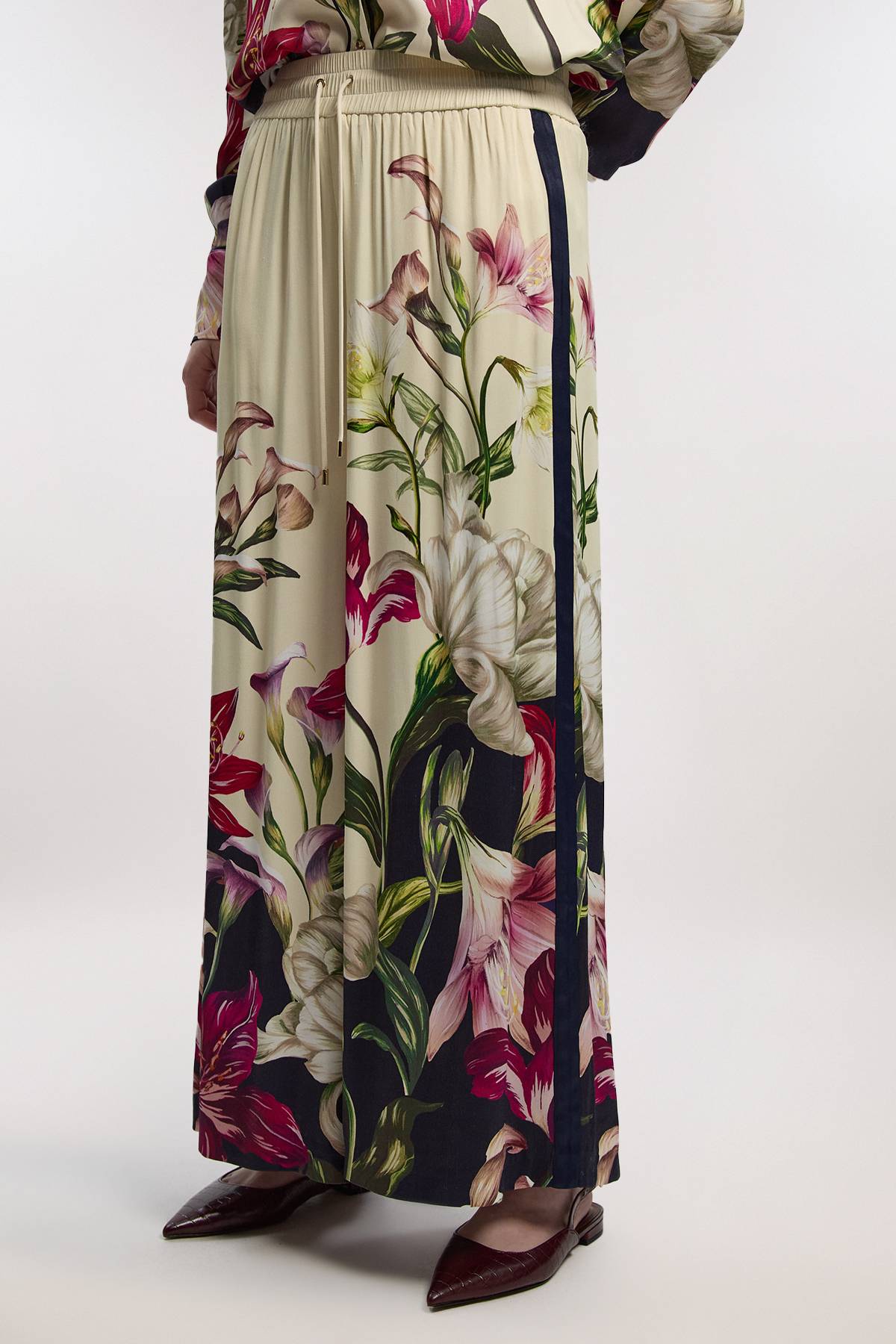 KarenMillen Pantalon Tissé à Jambes Larges en Satin de Viscose à Imprimé Floral