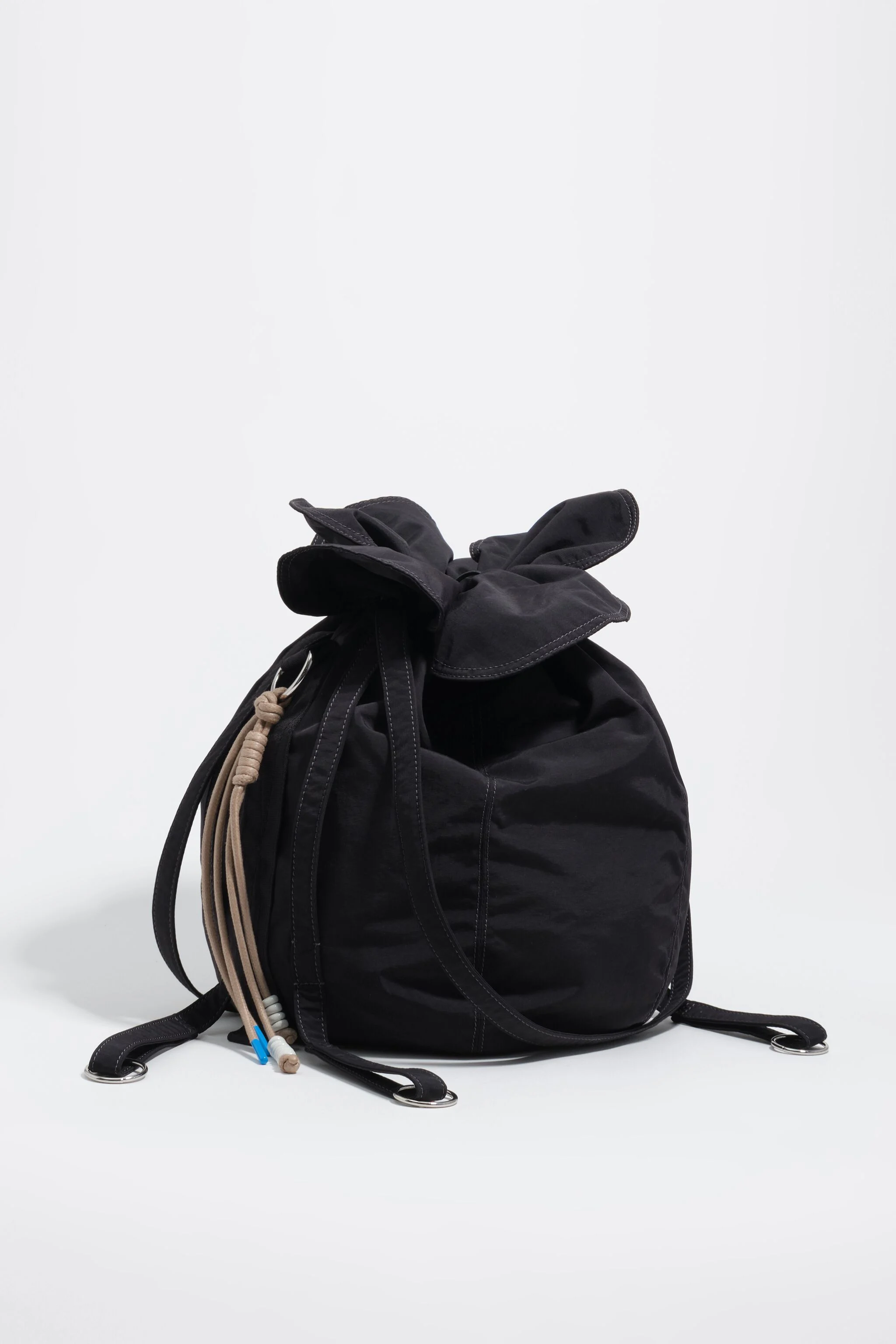 Bolsa Pétalo grande em tecido preto