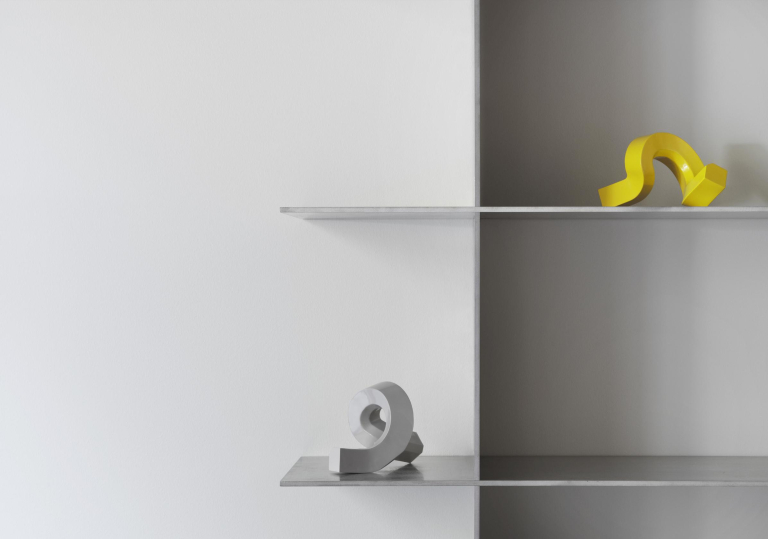 Normann Copenhagen Crooked One kandelaar aluminium Warm Grey
