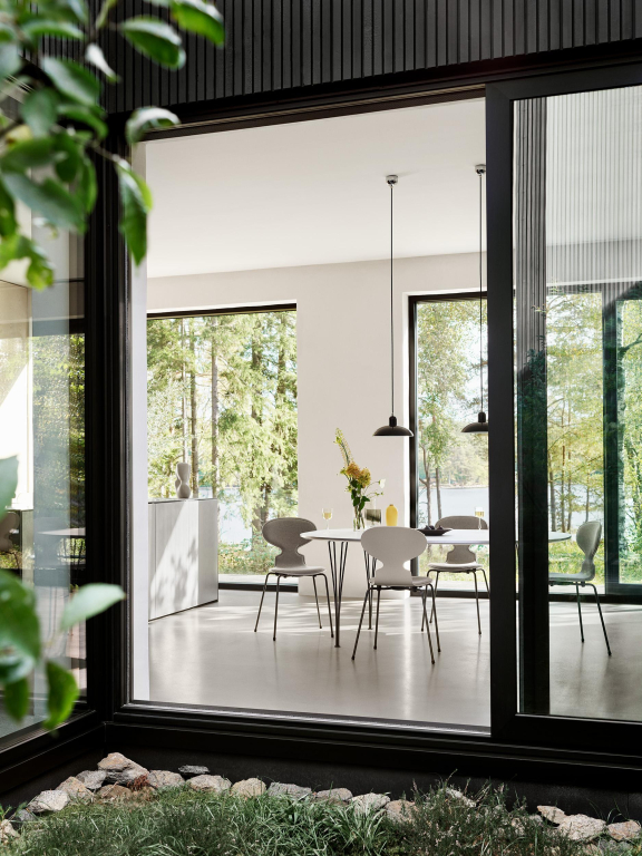 Fritz Hansen Ant stoel bronze onderstel Sunniva 153