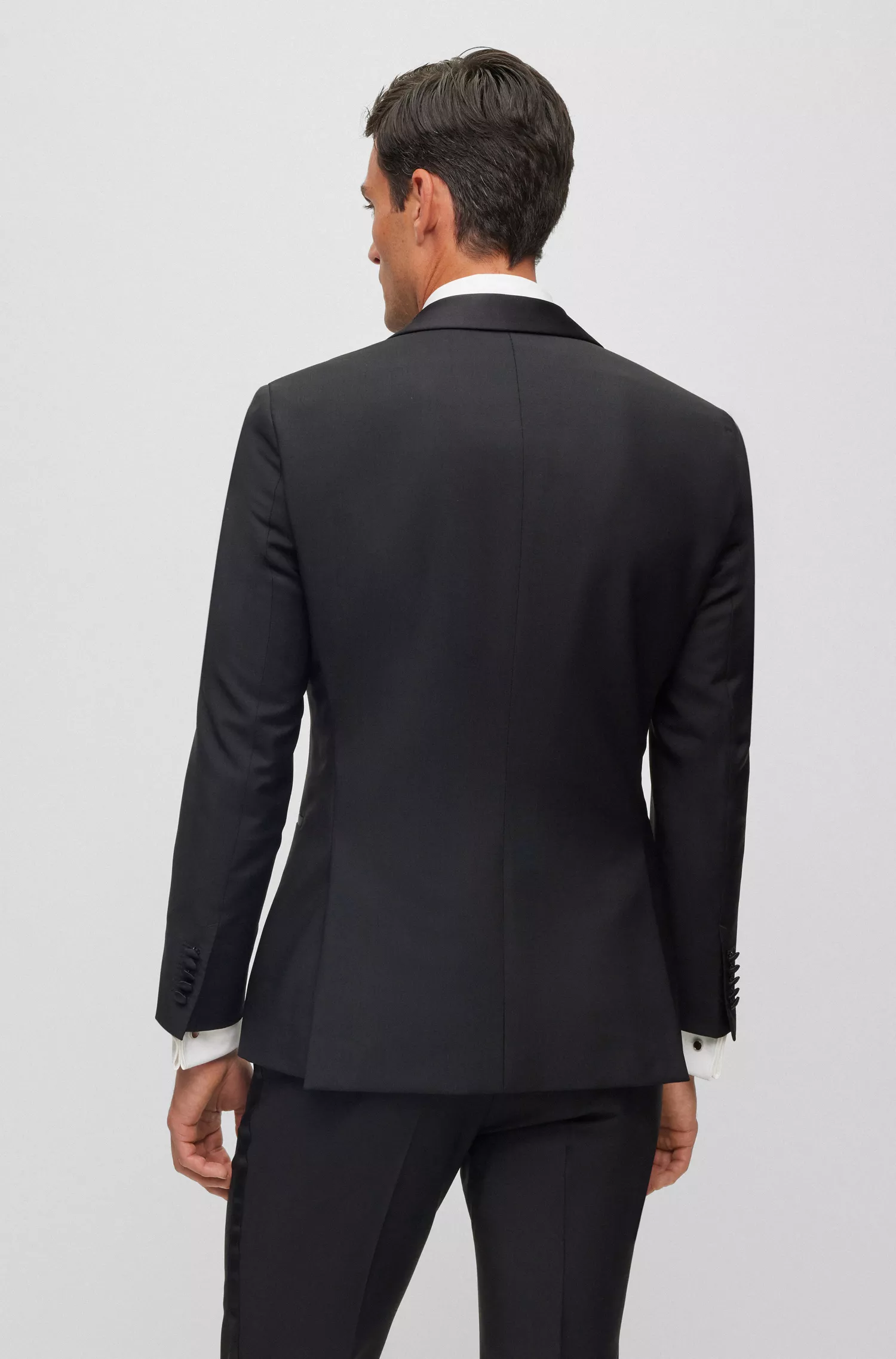 Terno BOSS cor camelo, corte slim, em mistura de lã e mohair.