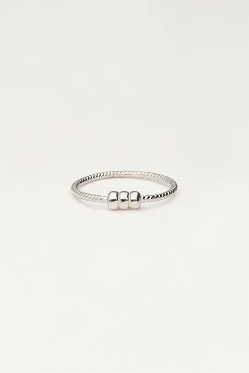Minimalistische ring met structuur en drie bolletjes