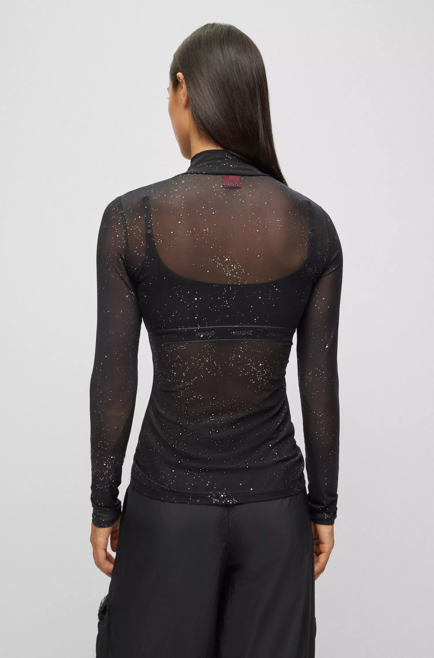 Blusa HUGO vermelha de gola alta e modelagem justa em malha elástica.