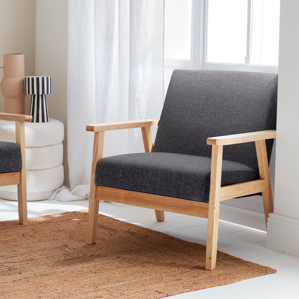 Fauteuil scandinave en bois et tissu gris foncé. Isak. L 64 x p 69.5 x h 73cm