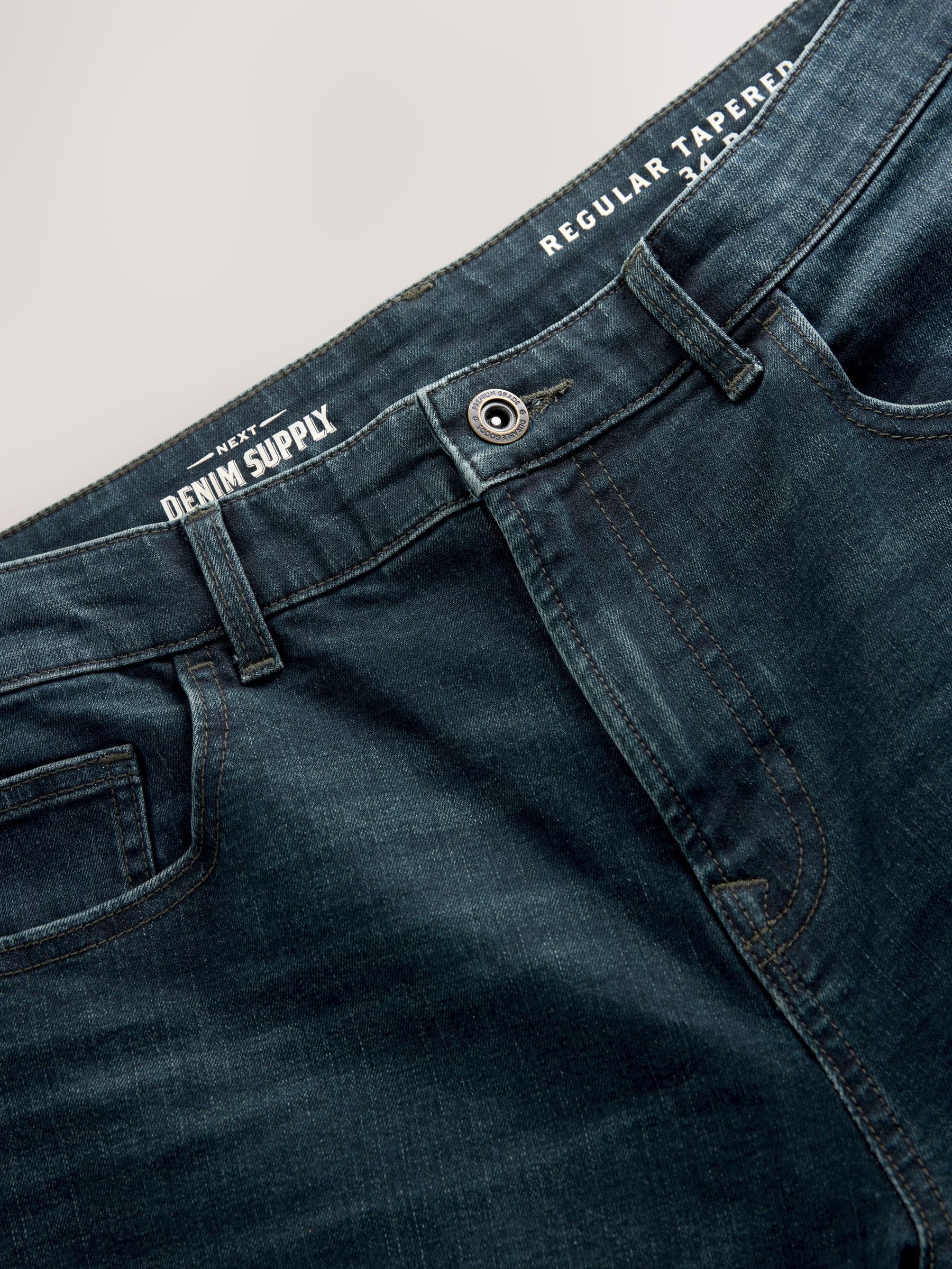 Donkerblauwe wassing - Klassieke stretchjeans met standaard taps toelopende pasvorm