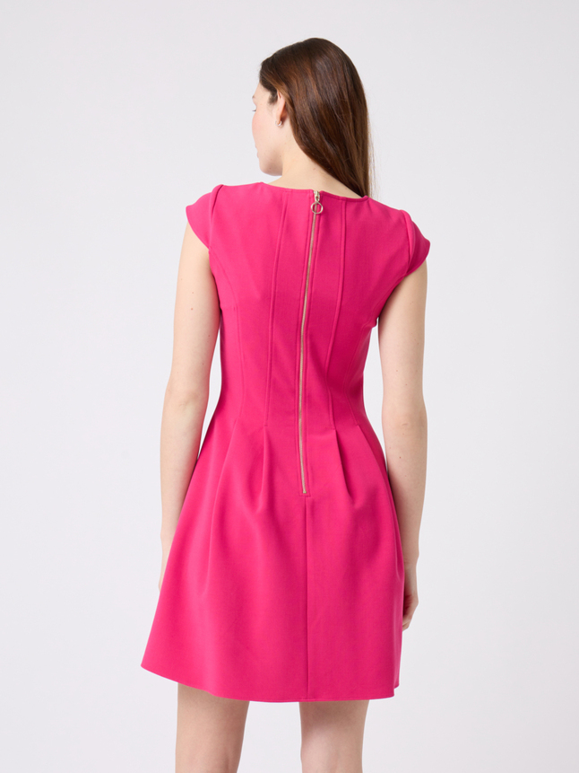 Robe courte structurée