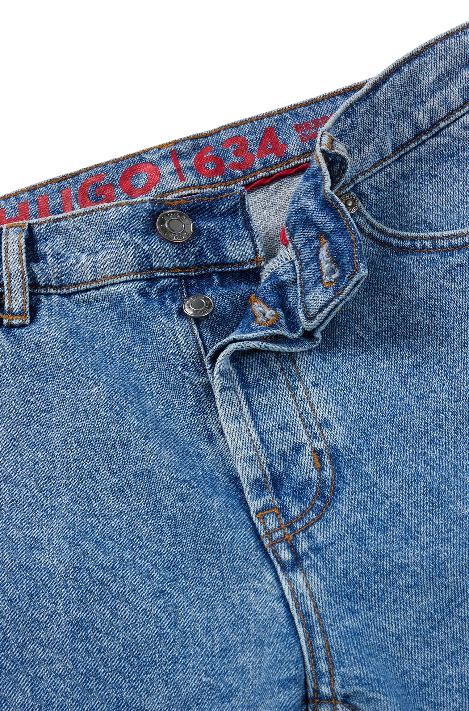 Calça jeans HUGO vermelha, corte afunilado, em denim azul com elasticidade confortável.