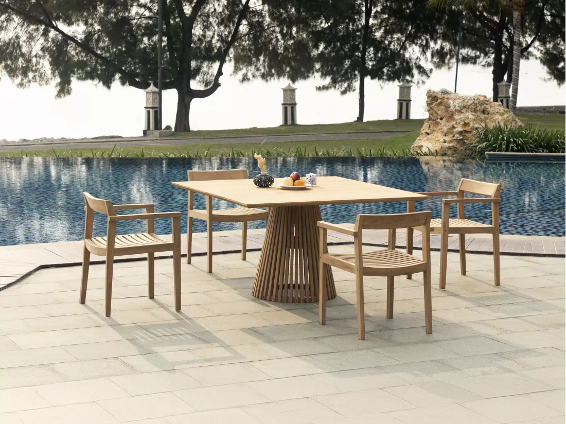 Table à manger de jardin en teck L.135 cm - Naturel clair - TRIANI de MYLIA