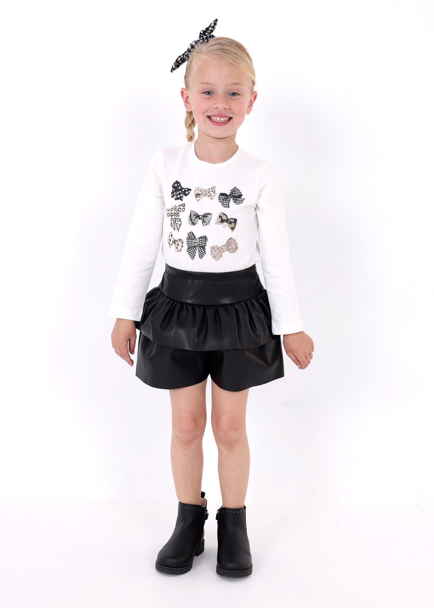 Camiseta infantil Better Cotton com elástico de cabelo.