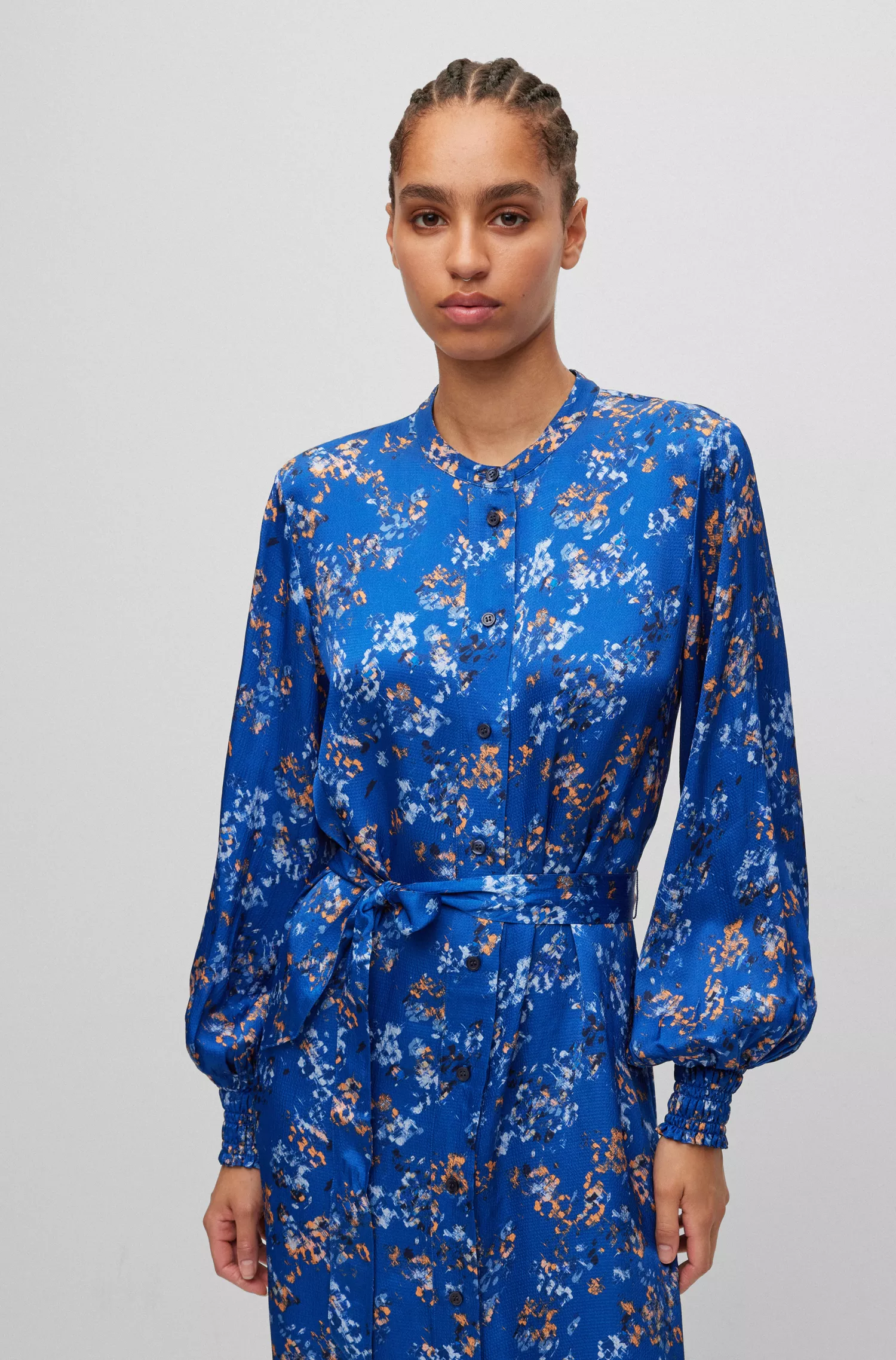 Vestido camisa preto BOSS com modelagem relaxada e estampa floral.