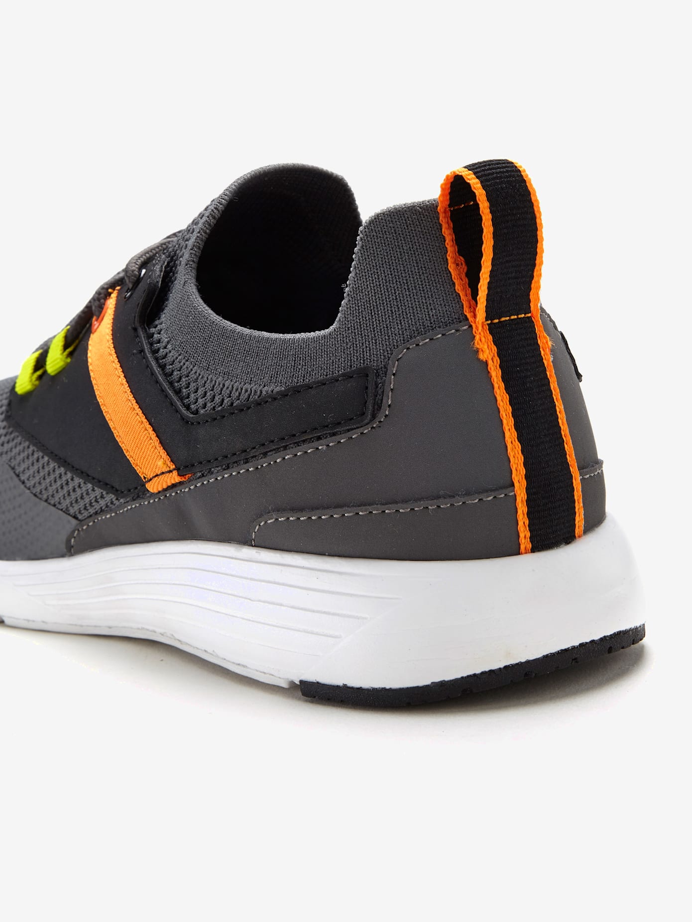 Baskets sneakers sportives et confortables avec détails colorés tendance et semelle intérieure rembourrée