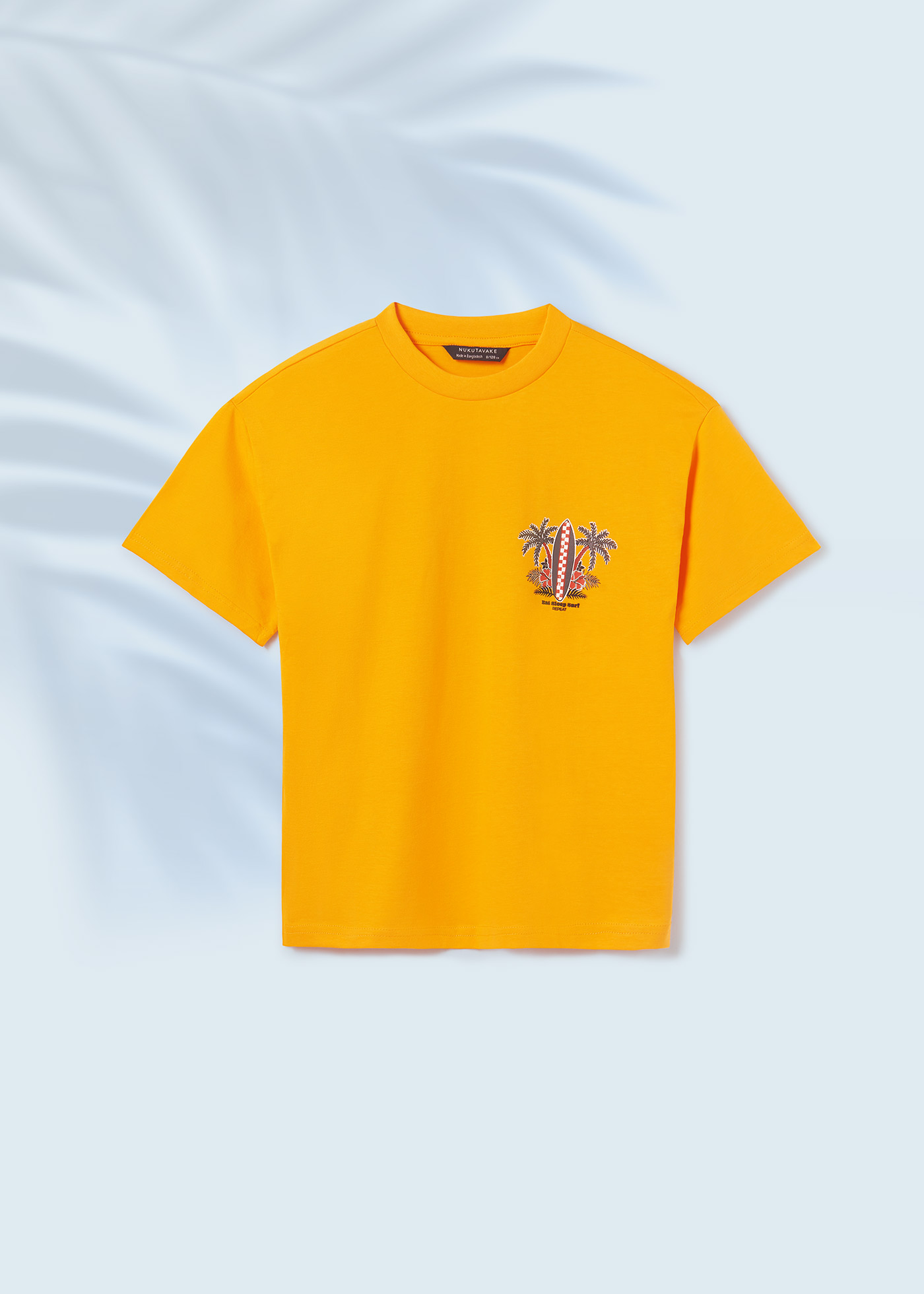 Camiseta infantil com estampa sustentável em algodão.