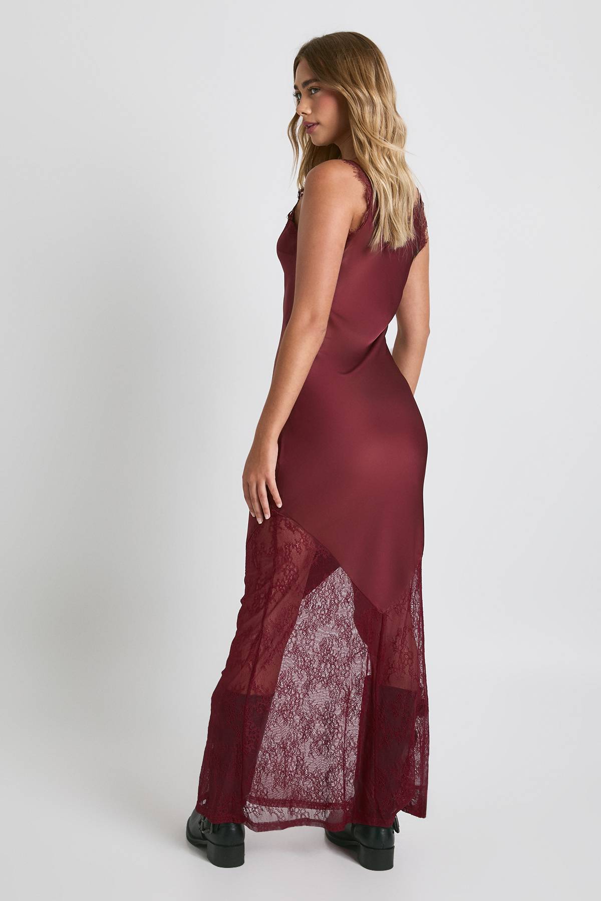 boohoo Robe nuisette à ourlet en dentelle