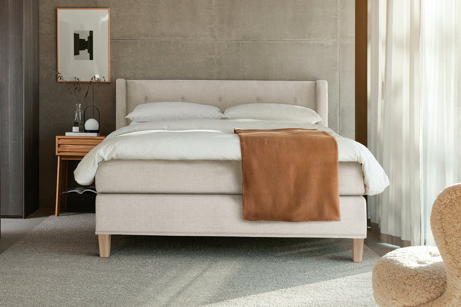 Majestic Exact jubileum kontinentalseng 150x200 cm Tekstil 385 Cloudy, medium/fast, Exact, seamless, Optima overmadrass og Kantet Konet 14 cm hvitvasket ben + støtteben, gavl selges separate.