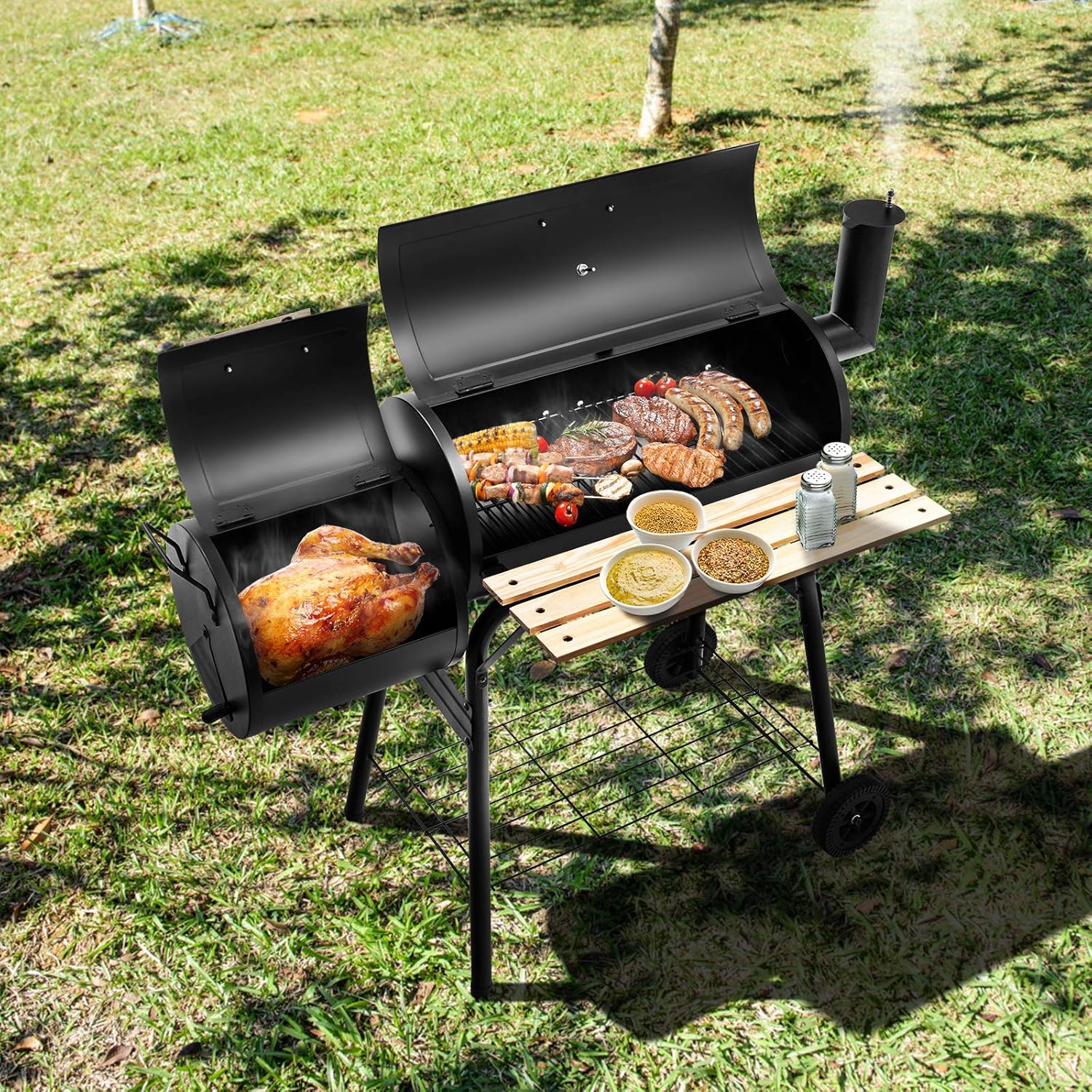 KOMFOTTEU Holzkohlegrill mit Kamin, 2 in 1 Räuchern Grillen, Thermometer und Rädern, Rauchgrill Stahlgrill mit seitlichem Tisch & Bodenregal, Grillwagen BBQ für outdoor, Smoker Grill 115x65x108 cm
