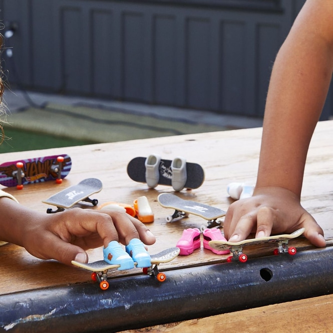 Hot Wheels - Fingerskateboard mit Sneakern - 1 Stück