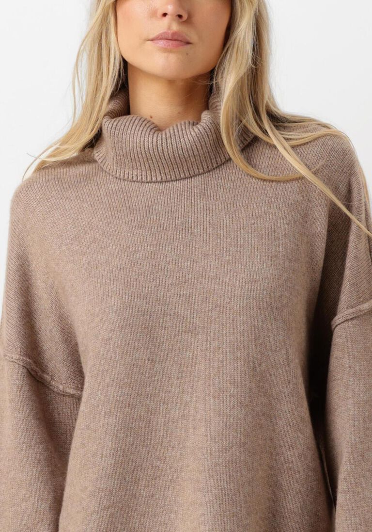 beige co'couture truien/vesten maja slit roll neck