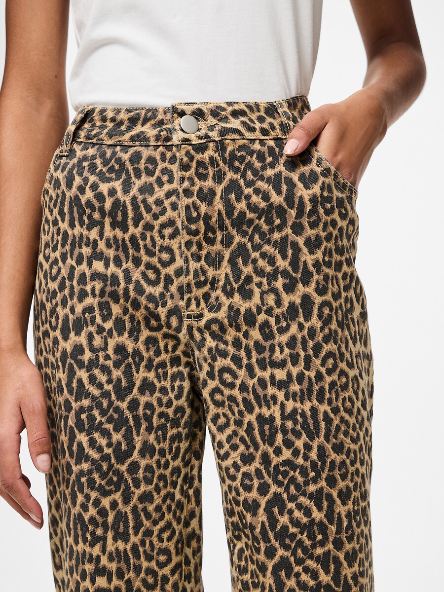 PEÇAS<br>Calça jeans reta de cintura alta com estampa de leopardo