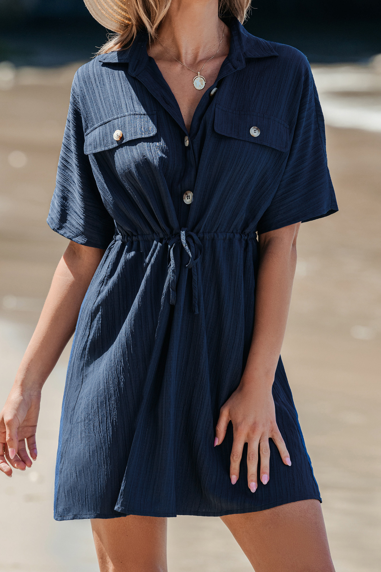 Robe chemise mini à manches courtes et boutons bleu marine