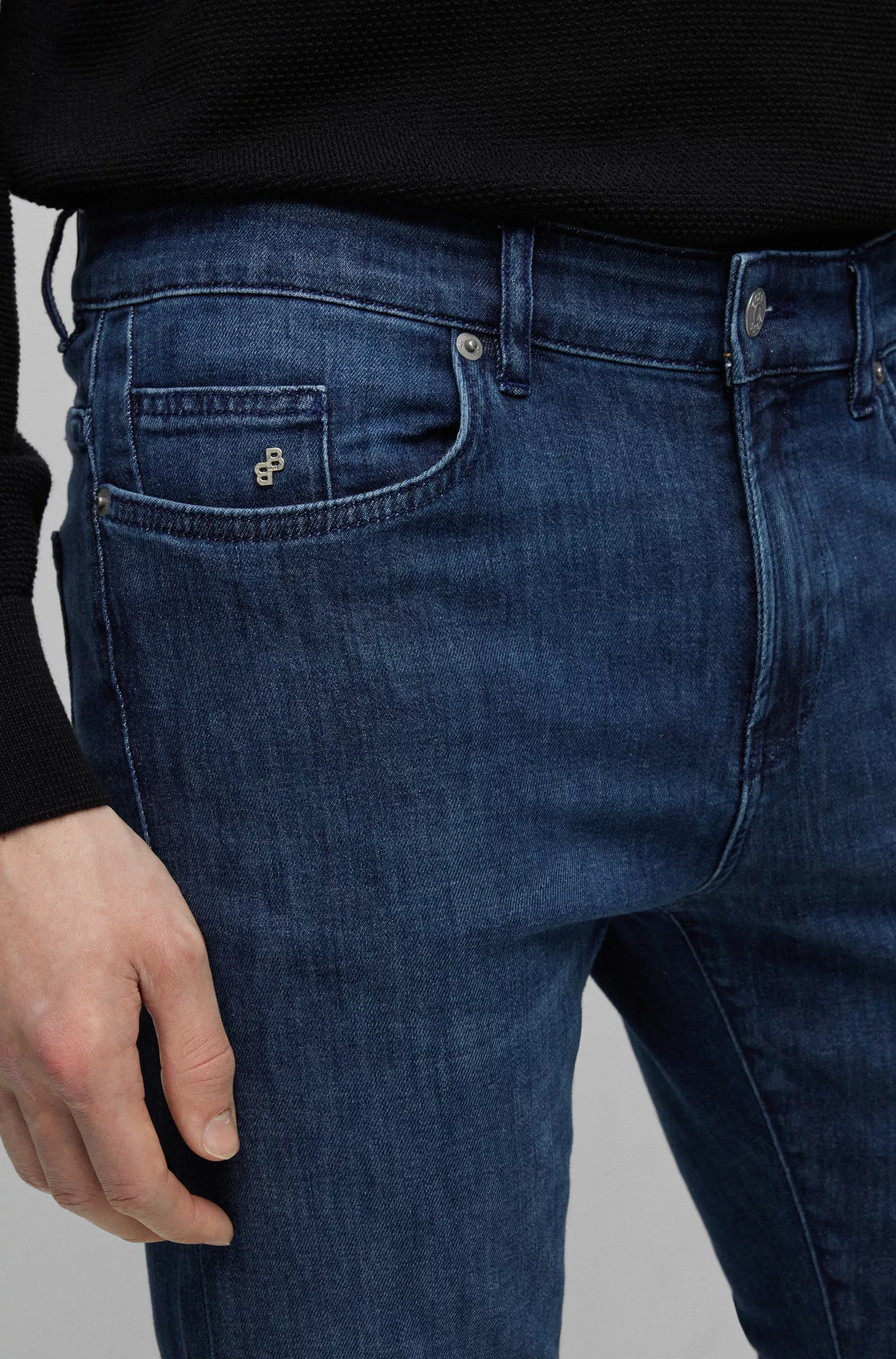 Calça jeans BOSS preta, corte slim, em denim italiano leve azul-escuro.