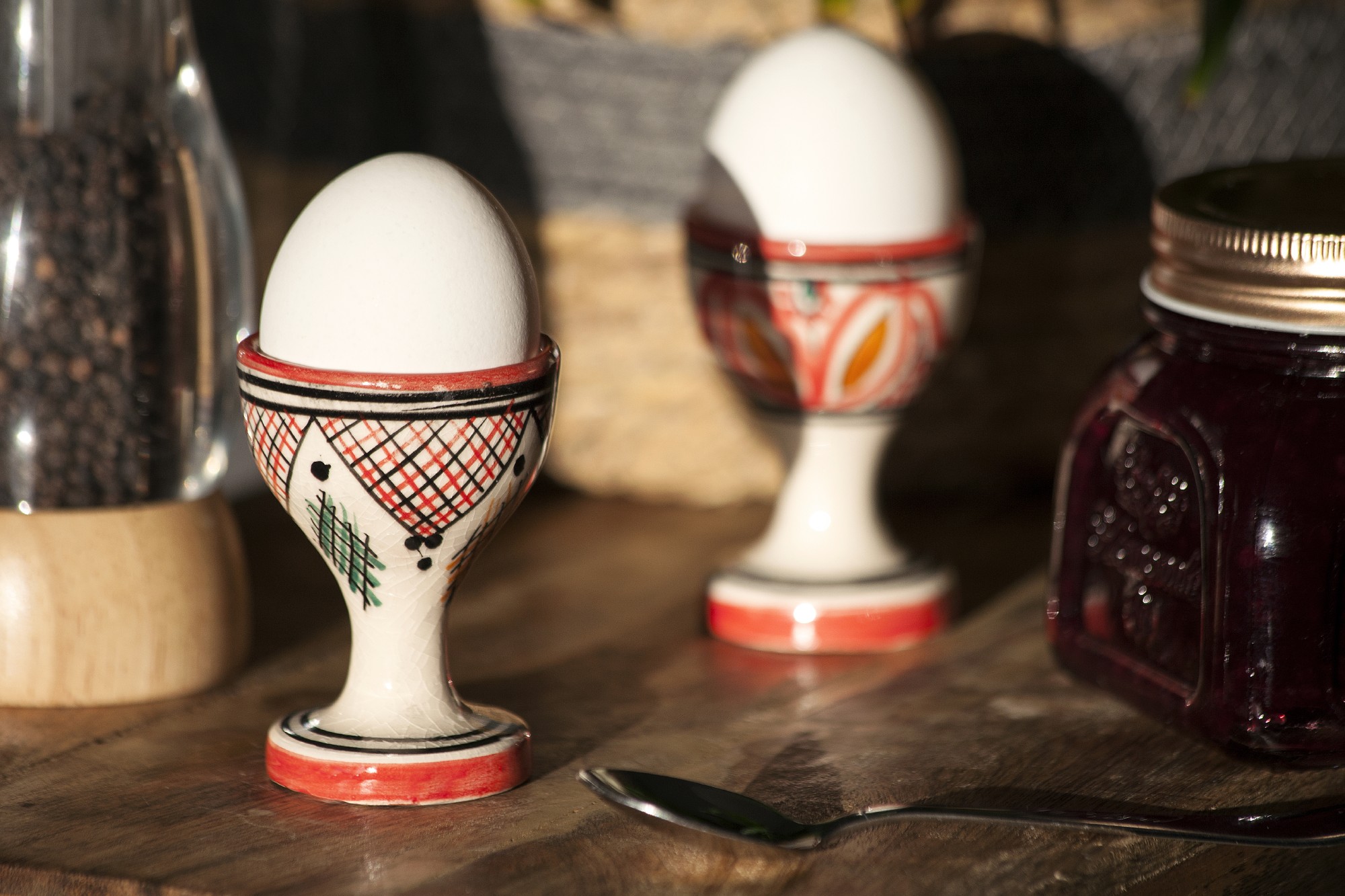 Keramik-Eierbecher, rot, weiß, H 7 cm, Ø 5 cm zu 3,80