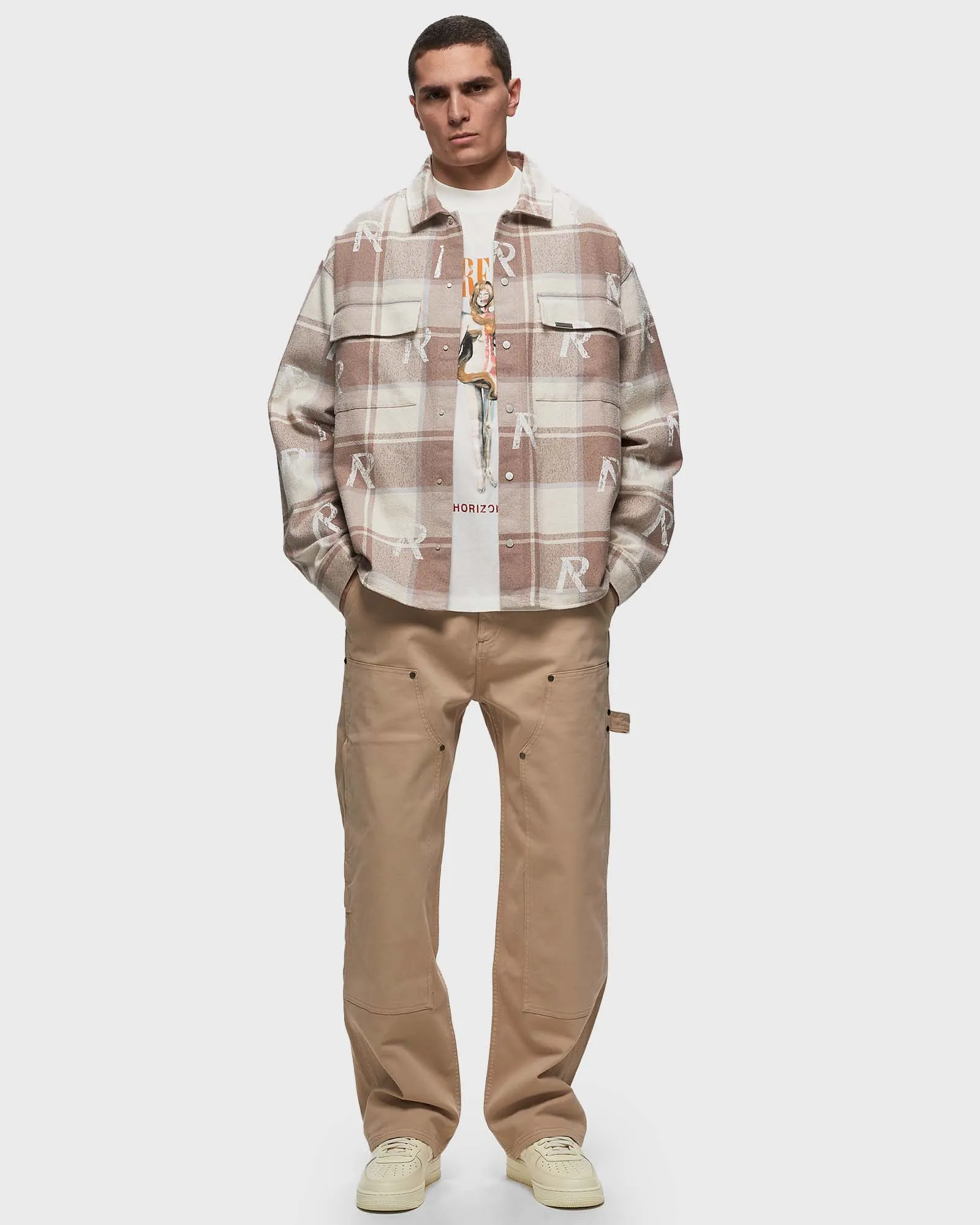 Camisa de flanela com estampa de iniciais por toda a peça.