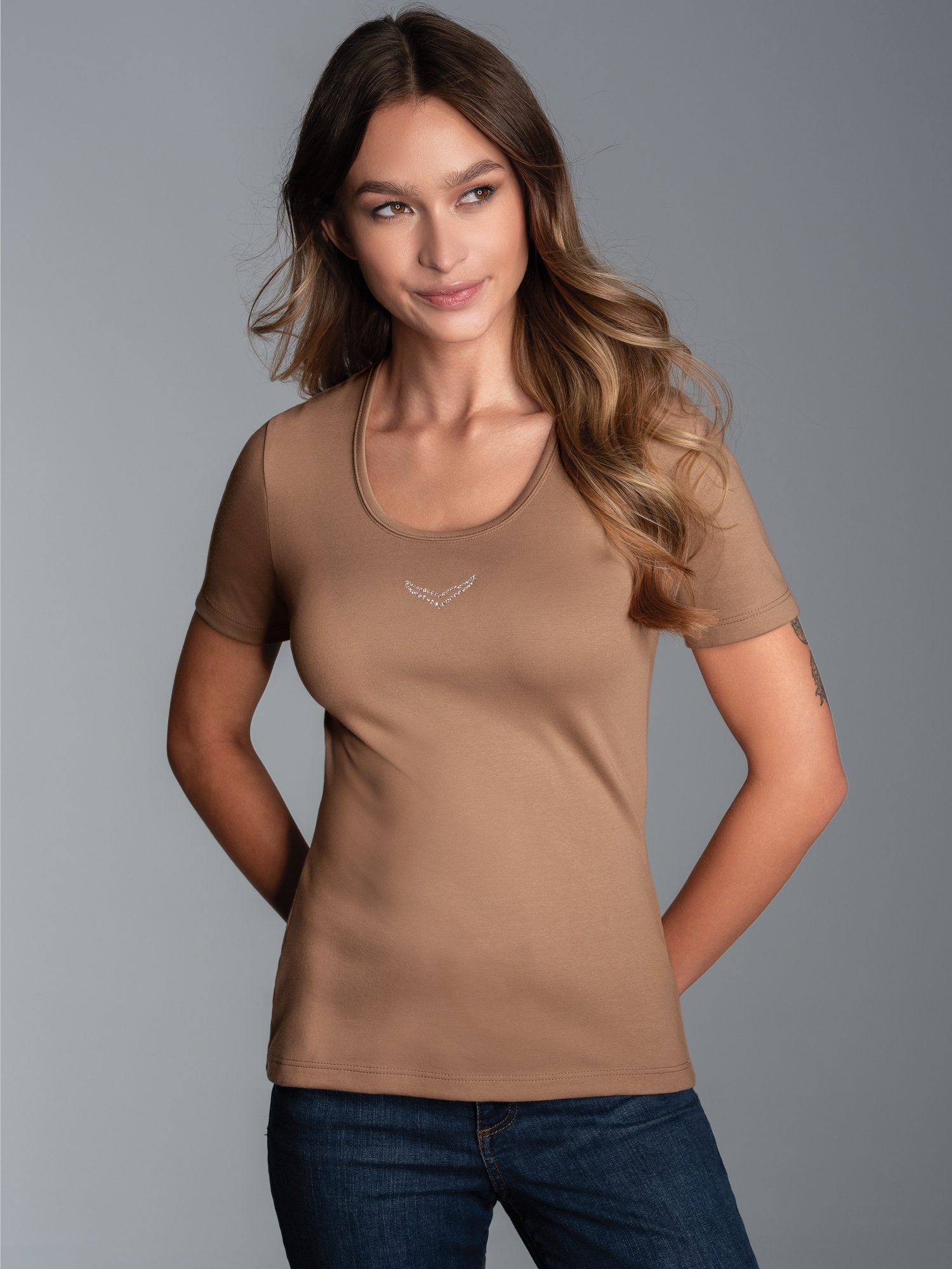 T-Shirt mit Kristallsteinen Haselnuss