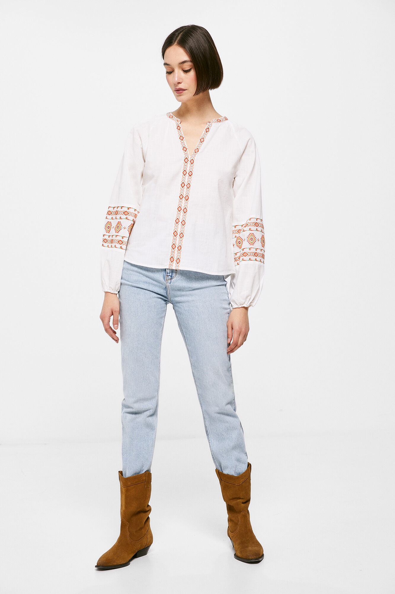Blusa bordada com detalhes nas bordas - Marrom