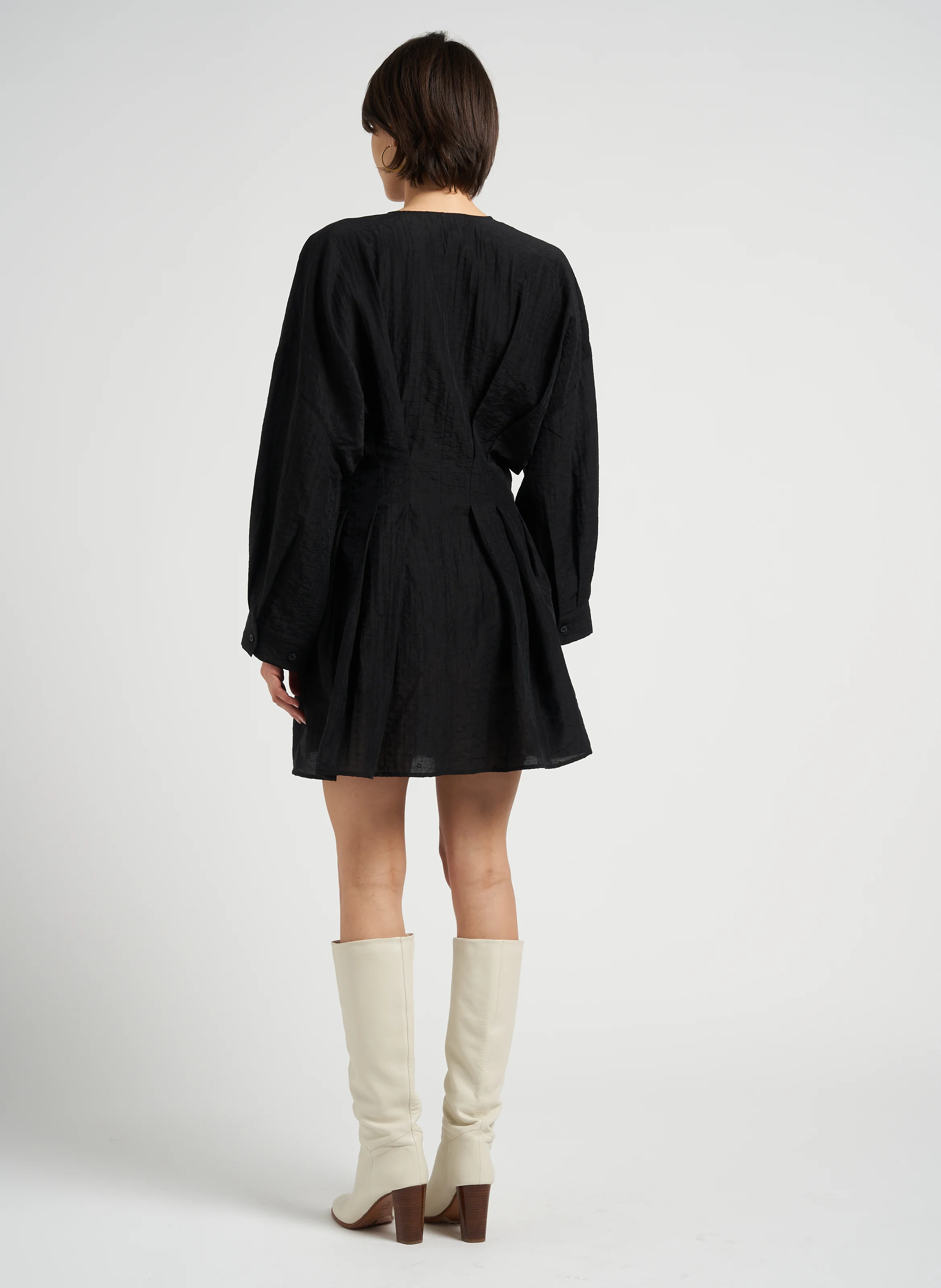 ENGLA - Robe courte ample à col V | Noir