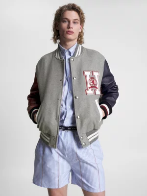 Jaqueta Varsity com Logotipo Brasão nas Costas