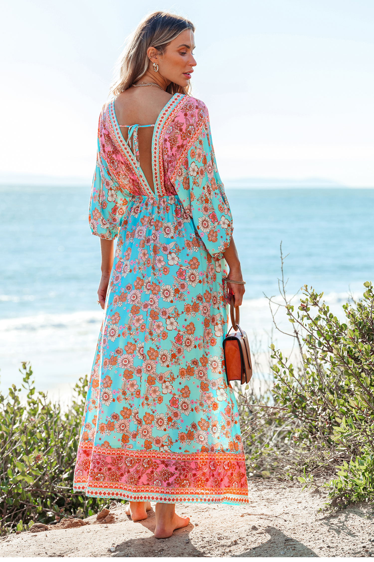 Robe maxi avec col plongeant et manches bouffantes bleu et rose