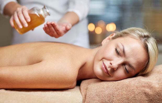 Aromaöl Massage in Basel als Geschenkidee |    mydays