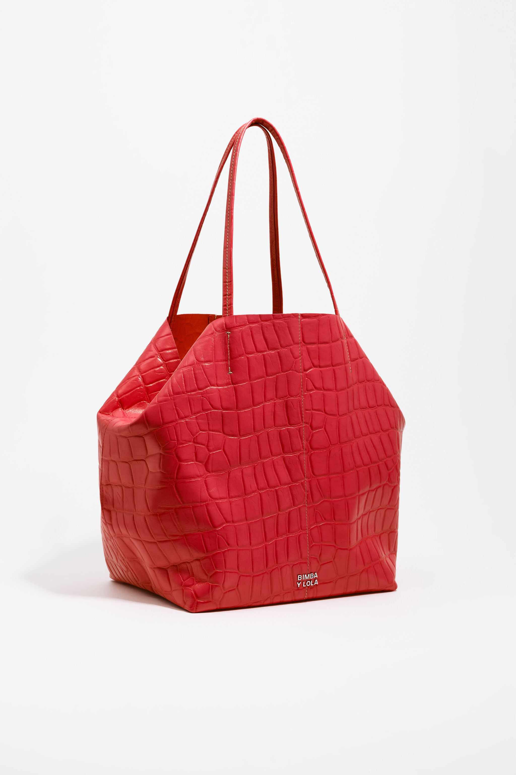 Bolsa grande de compras em couro vermelho com estampa de crocodilo.