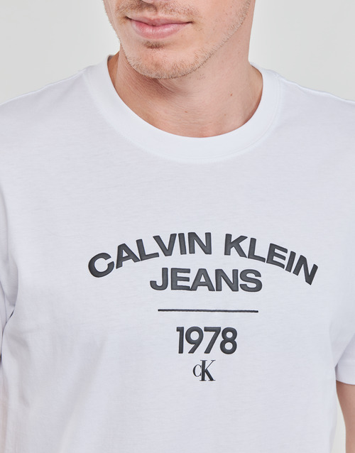 Calvin Klein Jeans - VARSITY CURVE LOGO T-SHIRT - Blanc