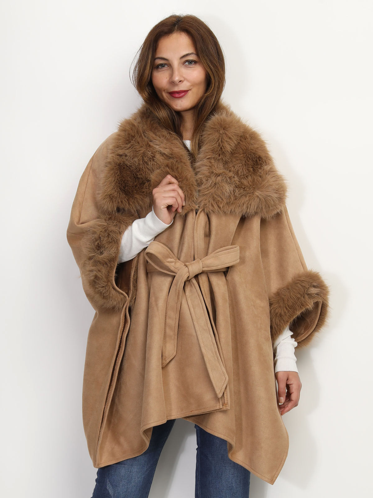 Poncho ceinturé à détails fausse fourrure- Camel