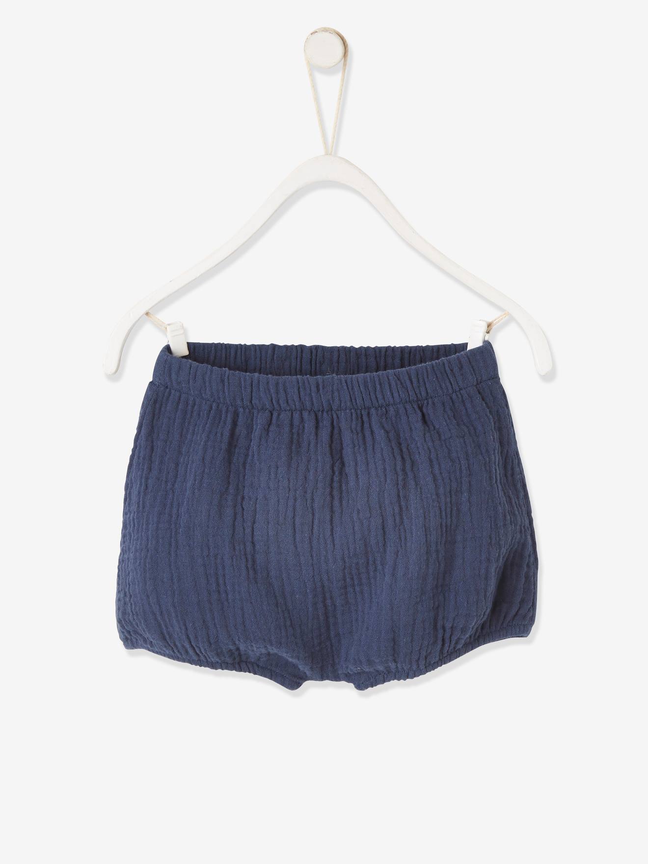 Conjunto para recém-nascido composto por camiseta e shorts para ocasiões formais, na cor marrom.