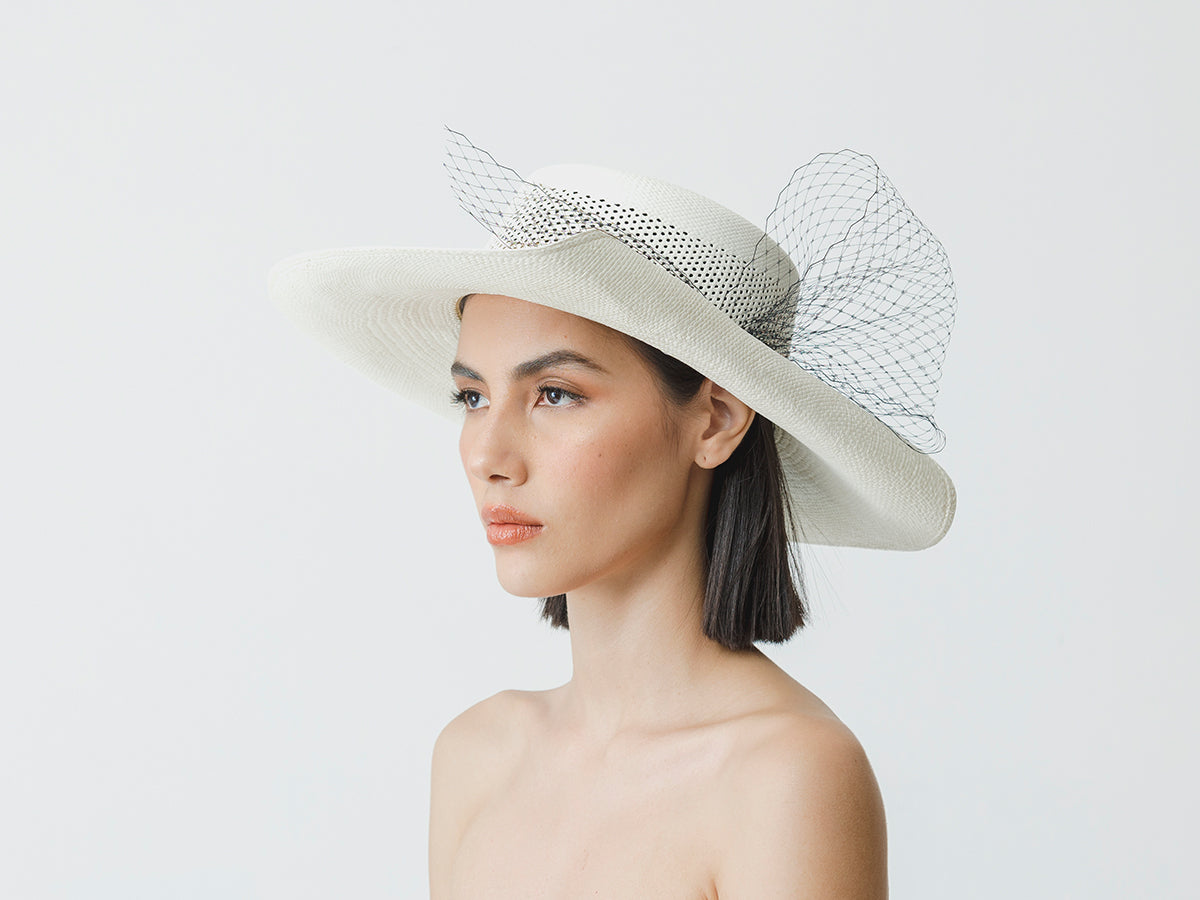 Chapeau à longs bords en cuir Cordovan semi-ouvert avec tulle