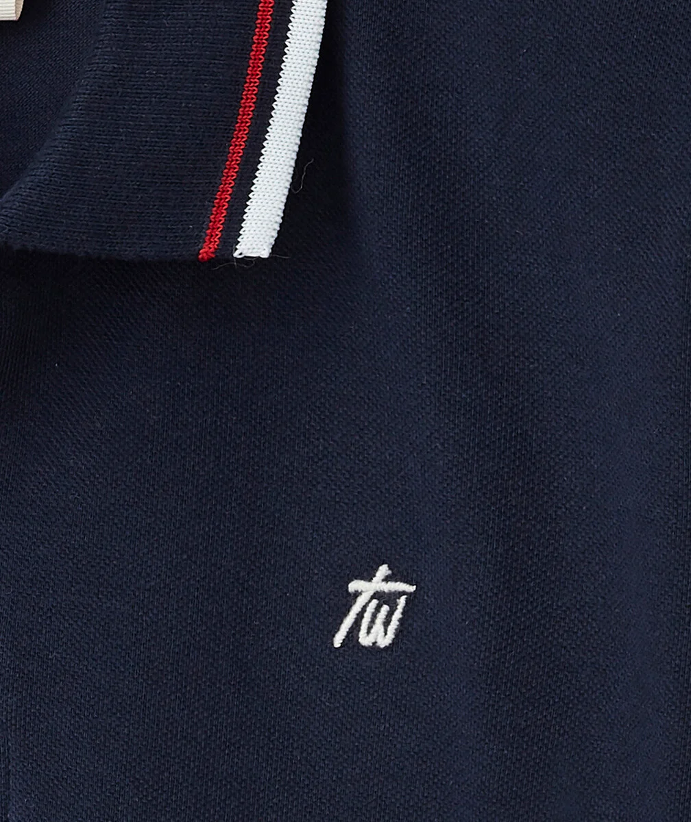 LE POLO EN COTON BLEU MARINE AVEC DÉTAILS BLANCS ET ROUGES