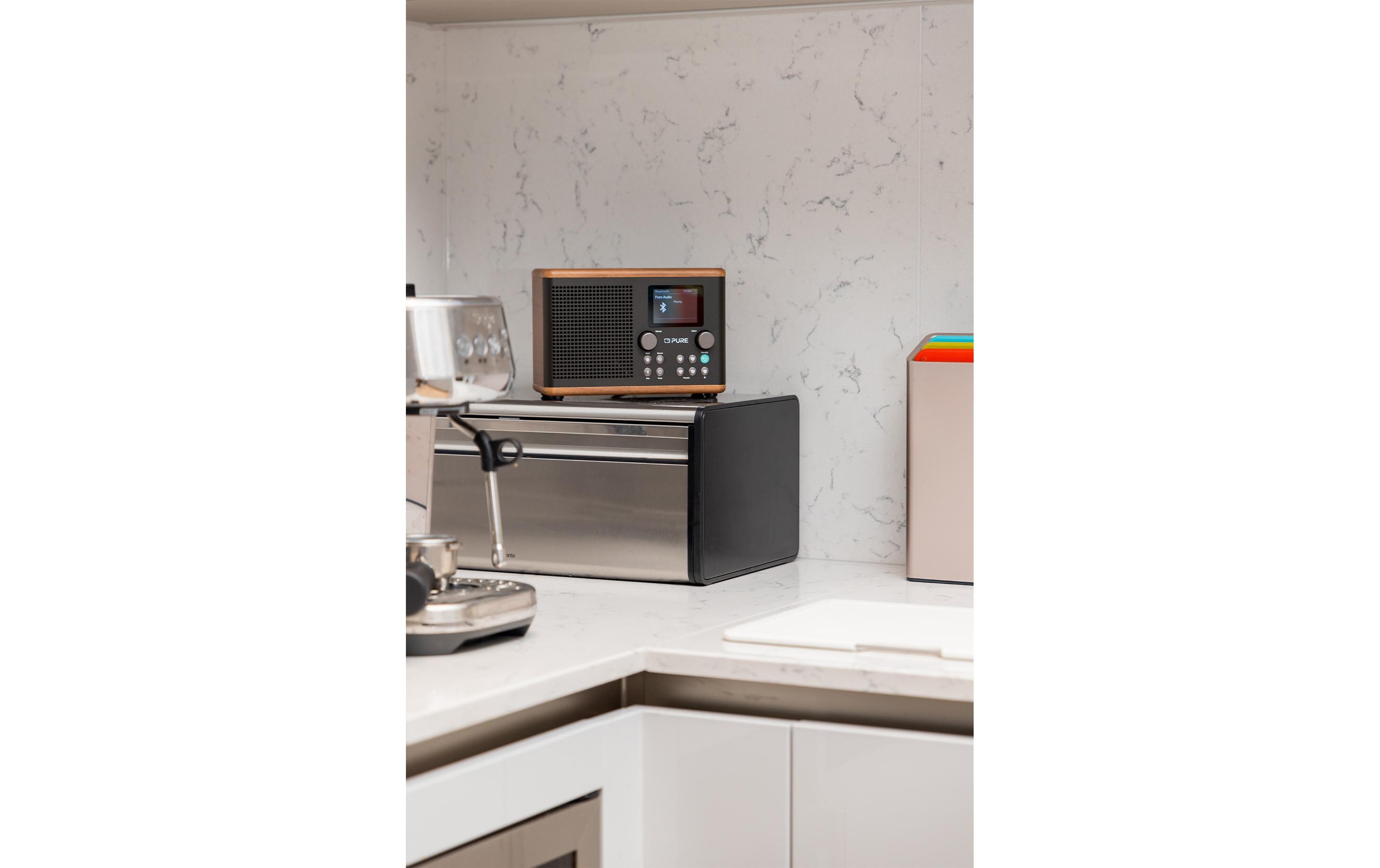 DAB+ Radio Classic H4 Walnuss/SchwarzDigitales Küchenradio mit Bluetooth, USB-Port und AUX-Anschluss