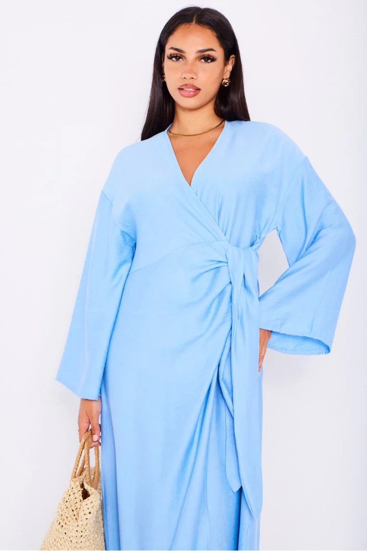 Robe bleue à empiècement superposé noué