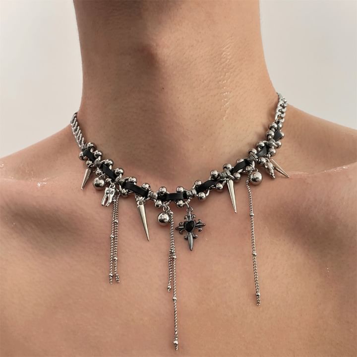 Lilafey - Choker van imitatieleer met kruisstuds en franjes
