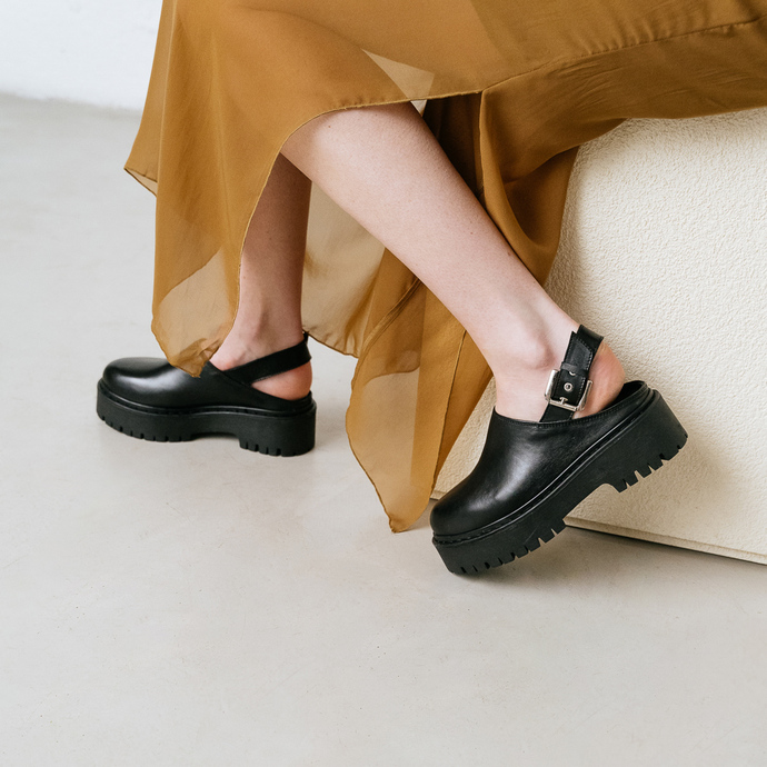 Mules à semelles crantées  en cuir noir