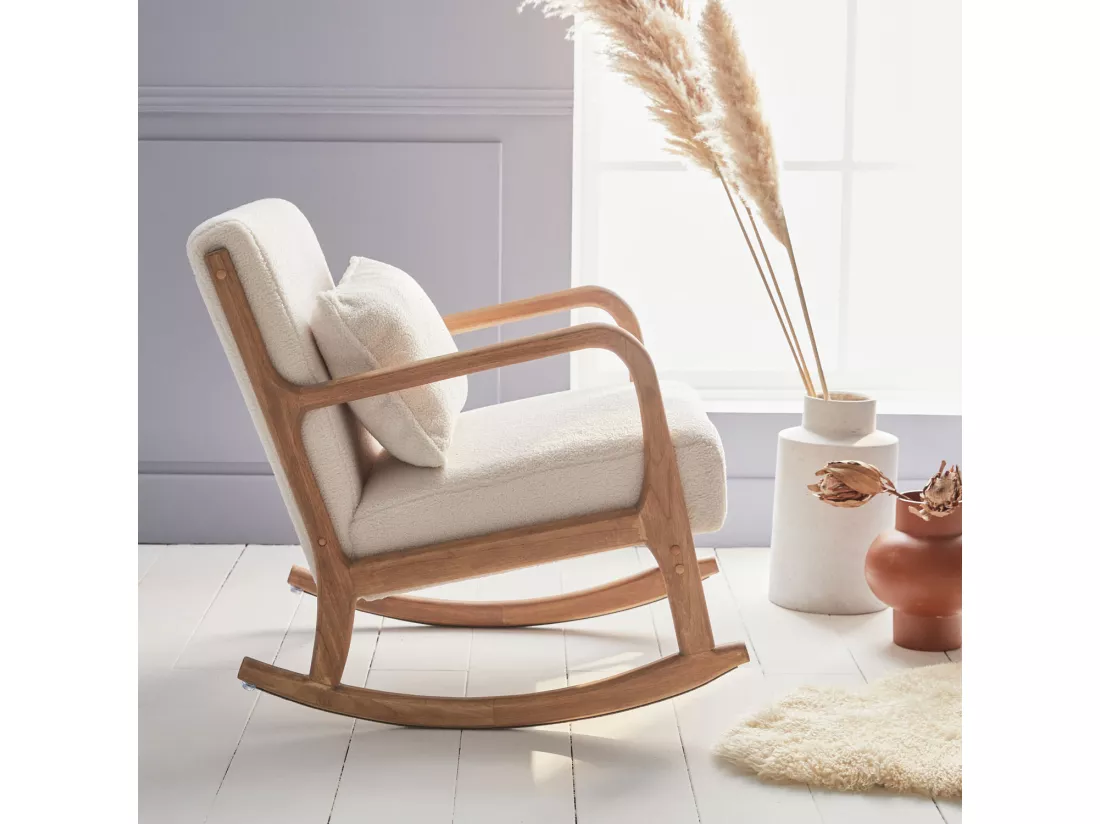 Fauteuil à bascule design en bois et tissu. bouclettes blanches. 1 place. rocking chair scandinave