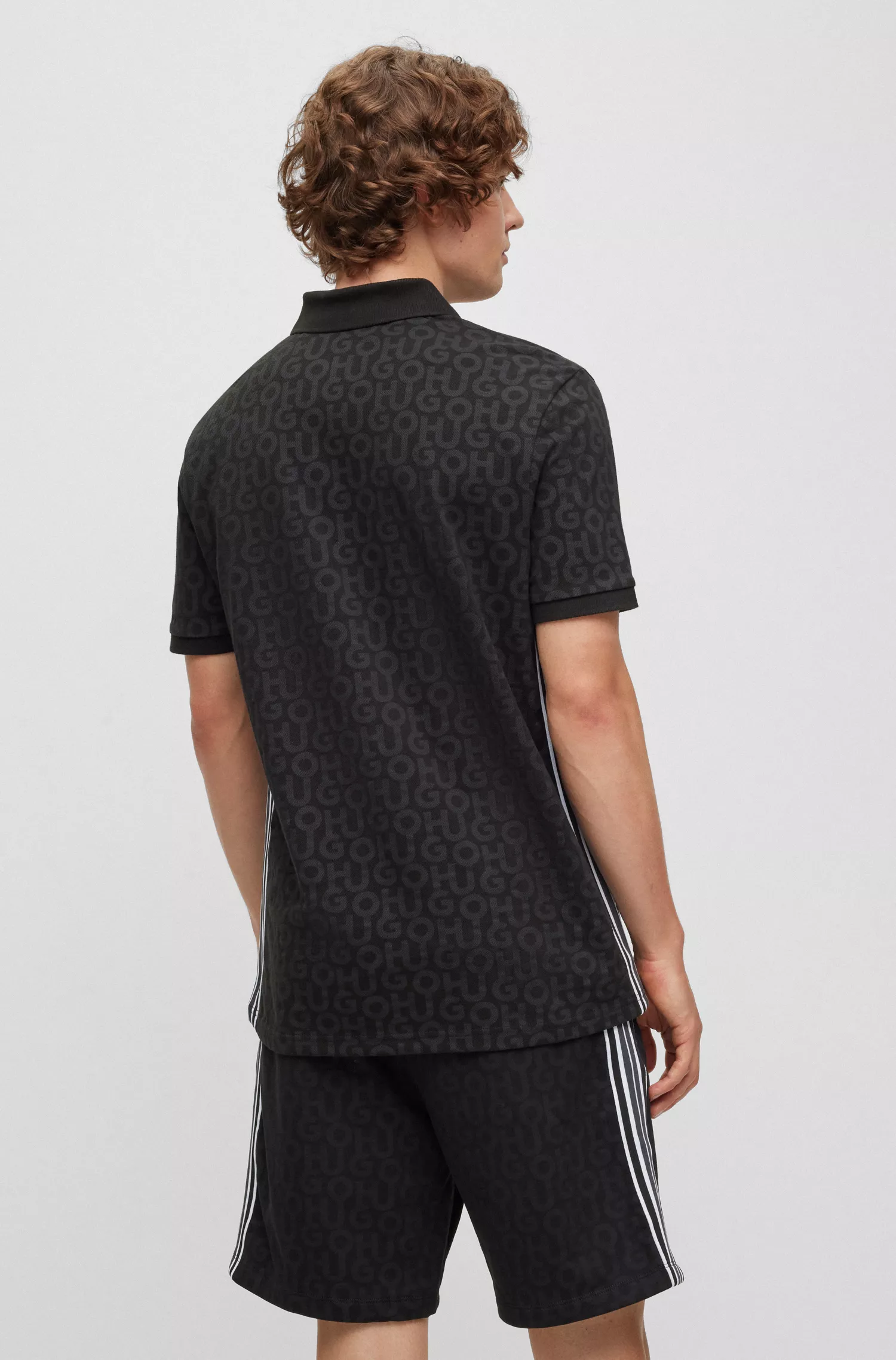 Camisa polo HUGO vermelha em piqué de algodão com estampa de monograma por toda a peça.