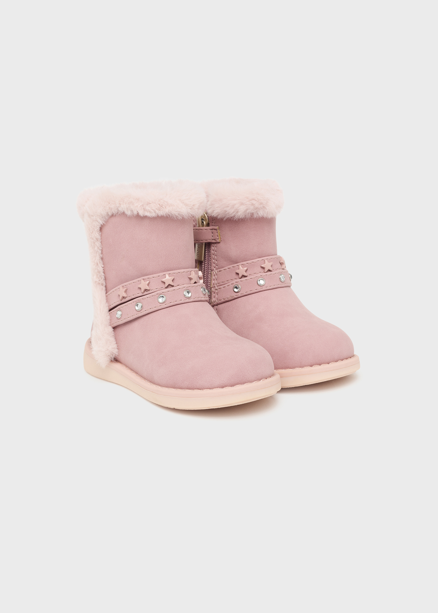 Bota infantil forrada com tachas