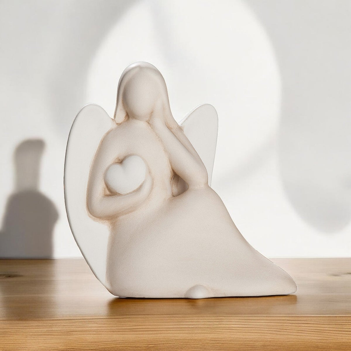 Gilde Engelbeeldje, hoogte 27 cm, breedte 26 cm, crèmekleurig keramiek