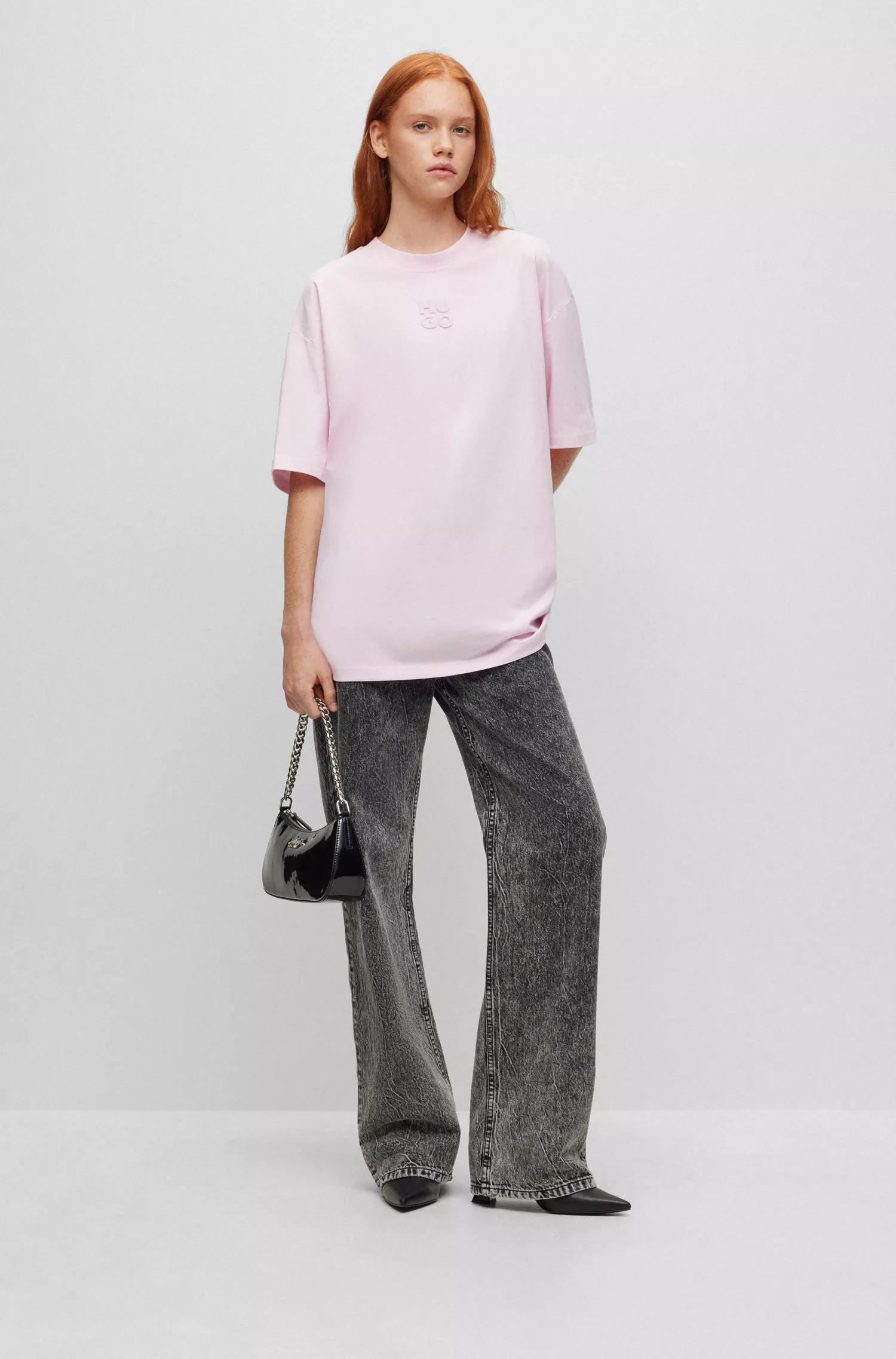 Camiseta HUGO vermelha, modelagem oversized, em algodão, com logo sobreposto.