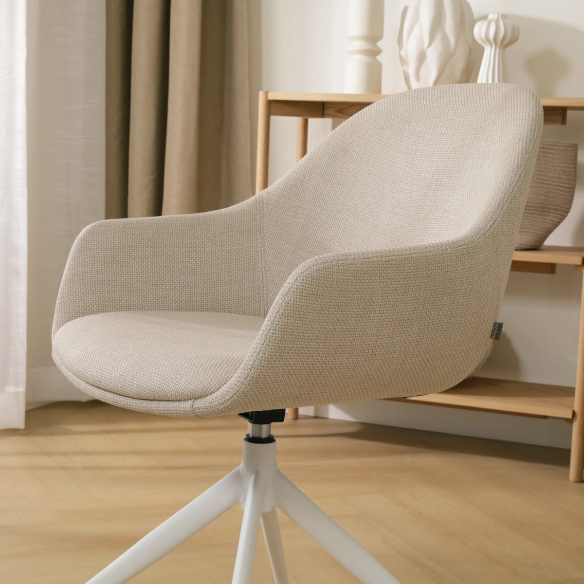 Eetkamerstoel Nola-Mae beige draaibaar - wit onderstel